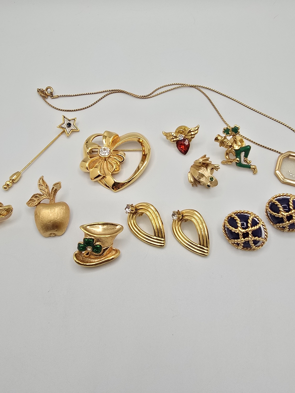Vintage Avon Jewelry Lot 11 Pieces Brooch Earrings Necklace Pins Gold Tone READ